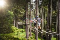 Lange Wege erwarten Dich im Hochseilpark in Saalbach-Hinterglemm. Parcours Nr. 6 allein misst anderthalb Kilometer! • © saalbach.com / Mia Knoll